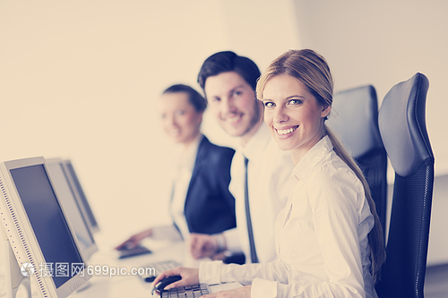 以專業姿態聆聽 商務人員在辦公服務中的耳機使用與客戶支持之道